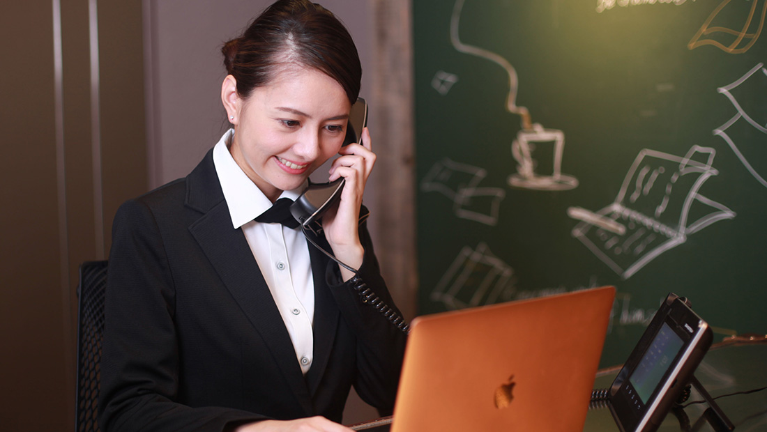 天井で煌めくシャンデリア