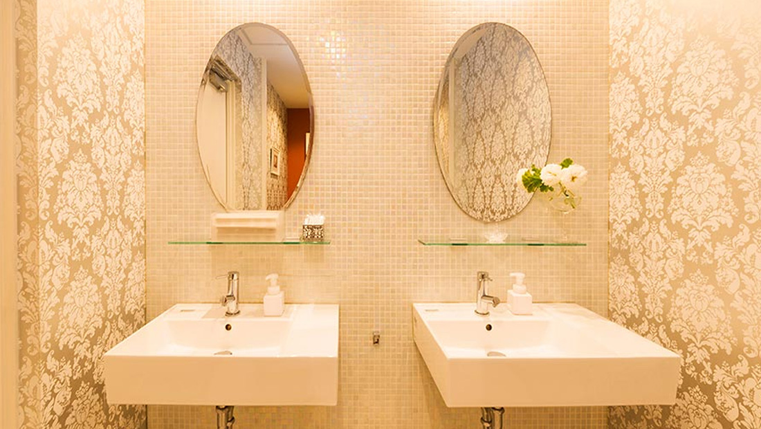 緑の木々に囲まれたテラス席