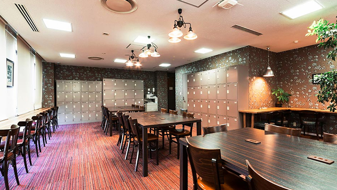 緑の木々に囲まれたテラス席