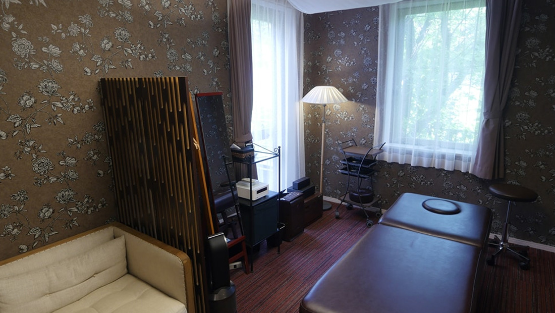 天井で煌めくシャンデリア