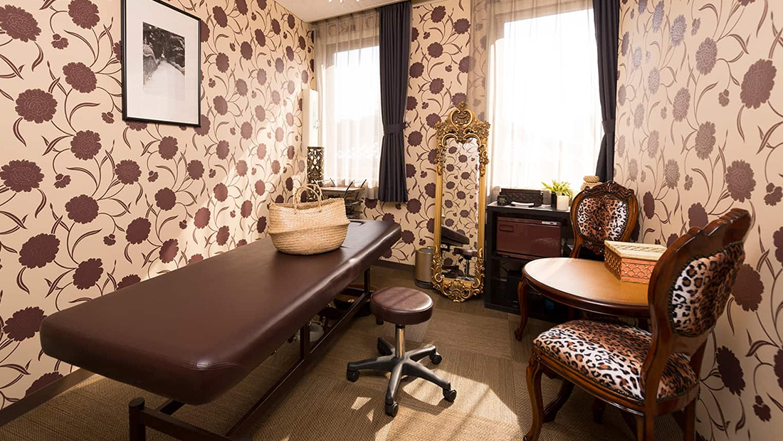 緑の木々に囲まれたテラス席