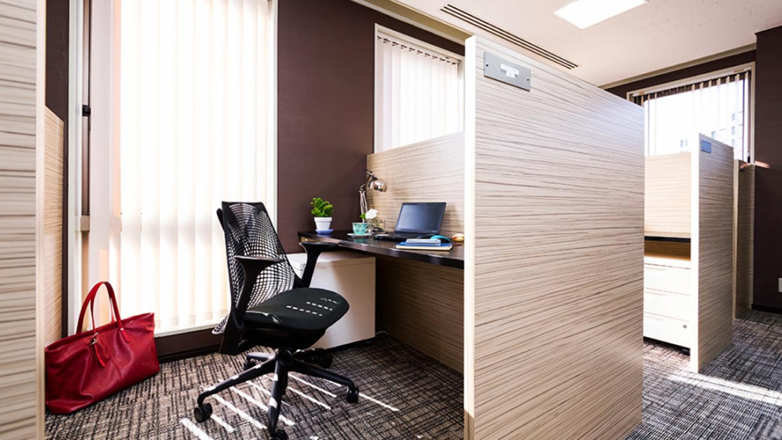 天井で煌めくシャンデリア