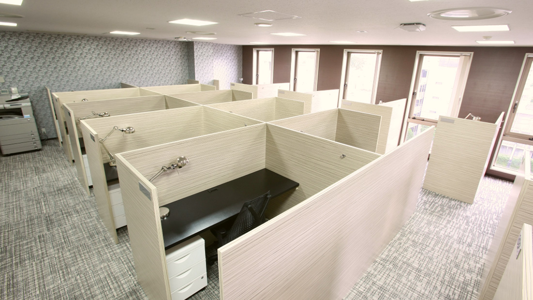 緑の木々に囲まれたテラス席