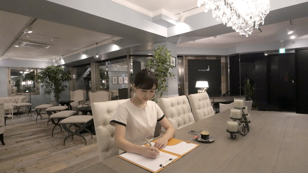 ラウンジで事務作業