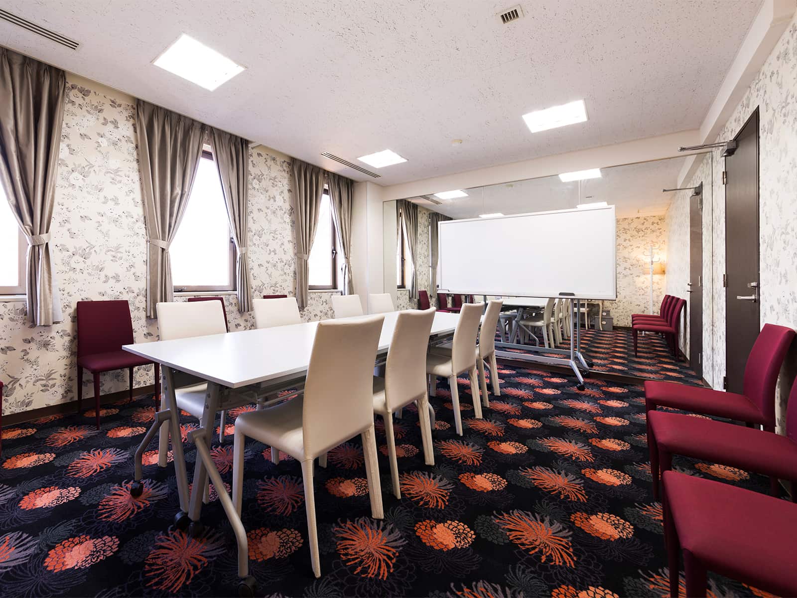 セミナー、会議、教室に。広さと鏡のある多用途の空間