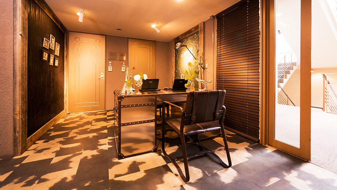 トランクを模したデスクとチェア