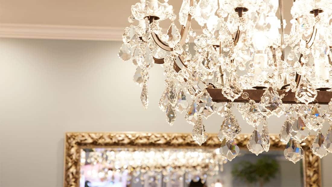 天井で煌めくシャンデリア