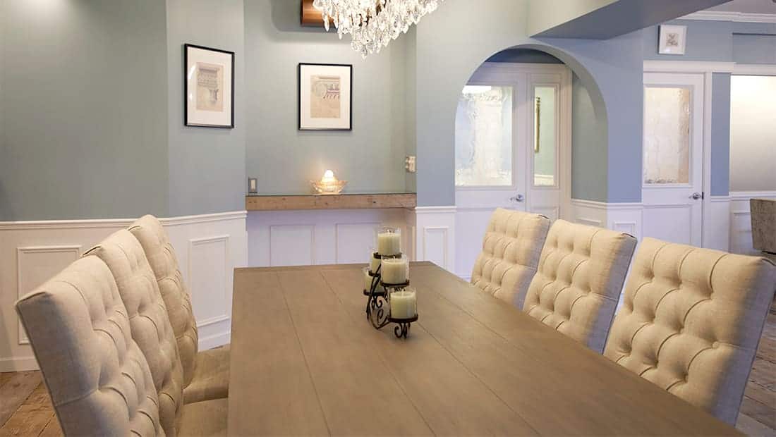 緑の木々に囲まれたテラス席