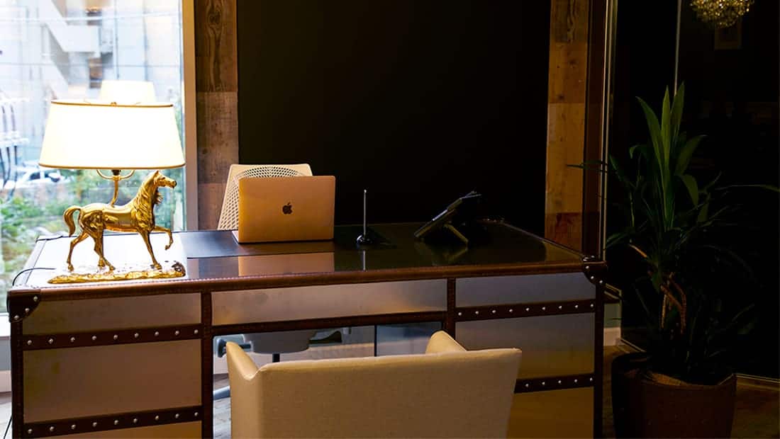 トランクを模したデスクとチェア