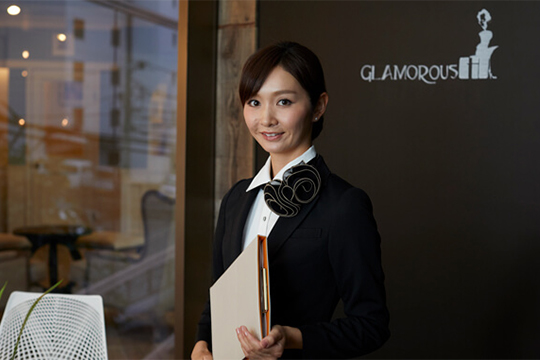 ゲストを出迎えラウンジへご案内