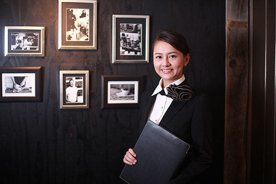 ゲストを出迎えラウンジへご案内