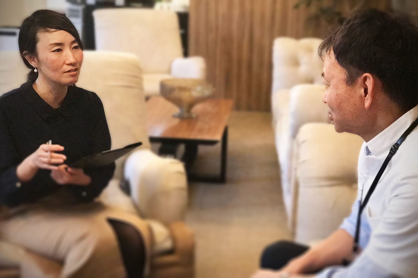 どんな痛みも解決することができるAKS治療のセミナーと施術を行っている山内様。セミナー会場、高級感のある個室サロン両方を兼ね添えている貸しサロンは他にはなかったとのこと。