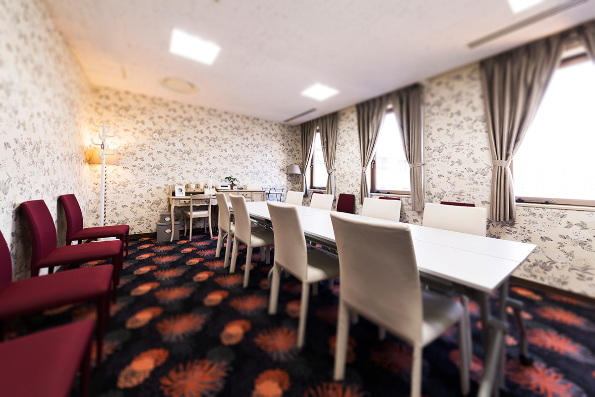 施術ができるサロンルームも必要だけど教室やセミナーも開きたい！どちらも叶えます！多用途なグラマラスエイチの高級感溢れるセミナールーム。他でセミナールームを探さなくていいですよ。