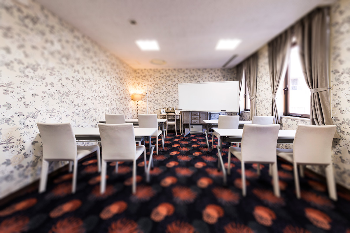 施術ができるサロンルームも必要だけど教室やセミナーも開きたい！どちらも叶えます！多用途なグラマラスエイチの高級感溢れるセミナールーム。他でセミナールームを探さなくていいですよ。