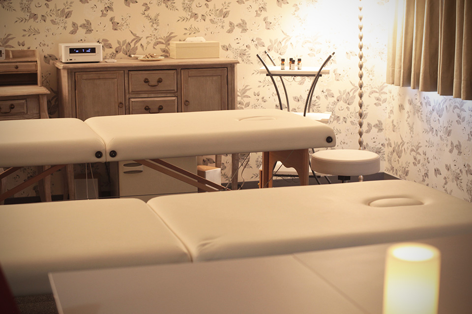 施術ができるサロンルームも必要だけど教室やセミナーも開きたい！どちらも叶えます！多用途なグラマラスエイチの高級感溢れるセミナールーム。他でセミナールームを探さなくていいですよ。