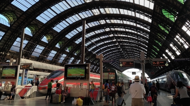 グラマラスエイチのシンボル、トランクに注目！　開業に必要なツールがつまっています。 “SALON” in “OFFICE”　というコンセプトで、オフィス（経営）とサロン（施術ルーム）の両面からあなたを支えます。