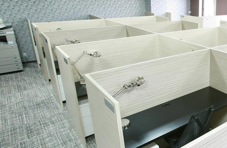 グラマラスエイチのシンボル、トランクに注目！　開業に必要なツールがつまっています。 “SALON” in “OFFICE”　というコンセプトで、オフィス（経営）とサロン（施術ルーム）の両面からあなたを支えます。