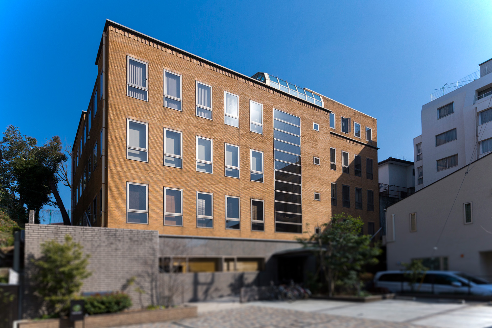 個人事業主か会社設立か！？　悩みに悩んで、会社設立を決定したら、レンタルサロン グラマラスエイチの法人登記オプションを活用してください。麻布・広尾が、あなたの会社のアドレスです。