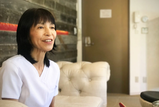 女性と子供のためのトータルウエルネスを目指されている鍼灸師の水谷様。施術にはとても重要な気（エネルギー）の流れ。グラマラスエイチ麻布広尾はそれがとても良い空間とのこと。