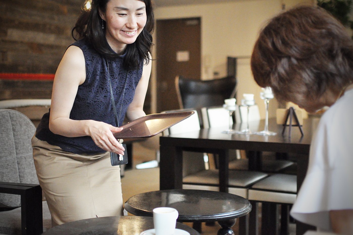 チェックインカウンターでありコンシェルジュでもあるんです。“グラマラスエイチ麻布広尾”のレセプションは、会員様と、ゲストのためにスタンバイしています。