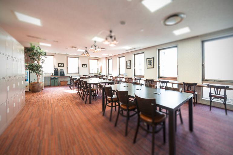 ワークスペースで起業した仲間とコミュニケーション。レンタルサロン グラマラスエイチ麻布広尾のシェアオフィススペースが、人脈作りに一役買います！