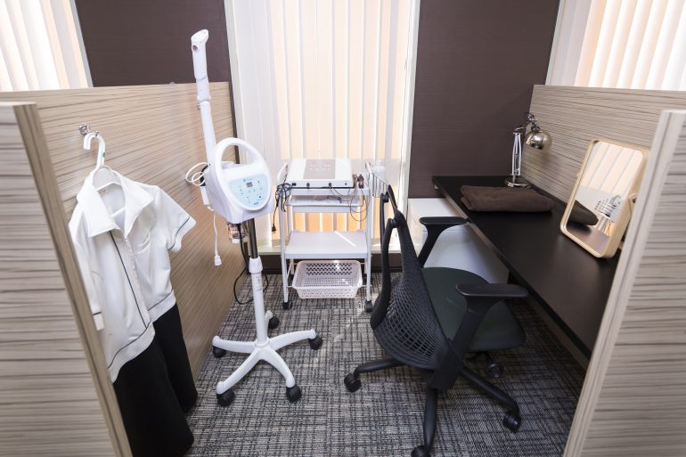 グラマラスエイチで、あなただけのサロン＆オフィスが実現します！　自分だけのレンタルスペースで、施術にかかせない機材の保管も可能です。