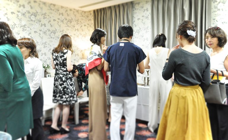 ワークスペースで起業した仲間とコミュニケーション。レンタルサロン グラマラスエイチ麻布広尾のシェアオフィススペースが、人脈作りに一役買います！