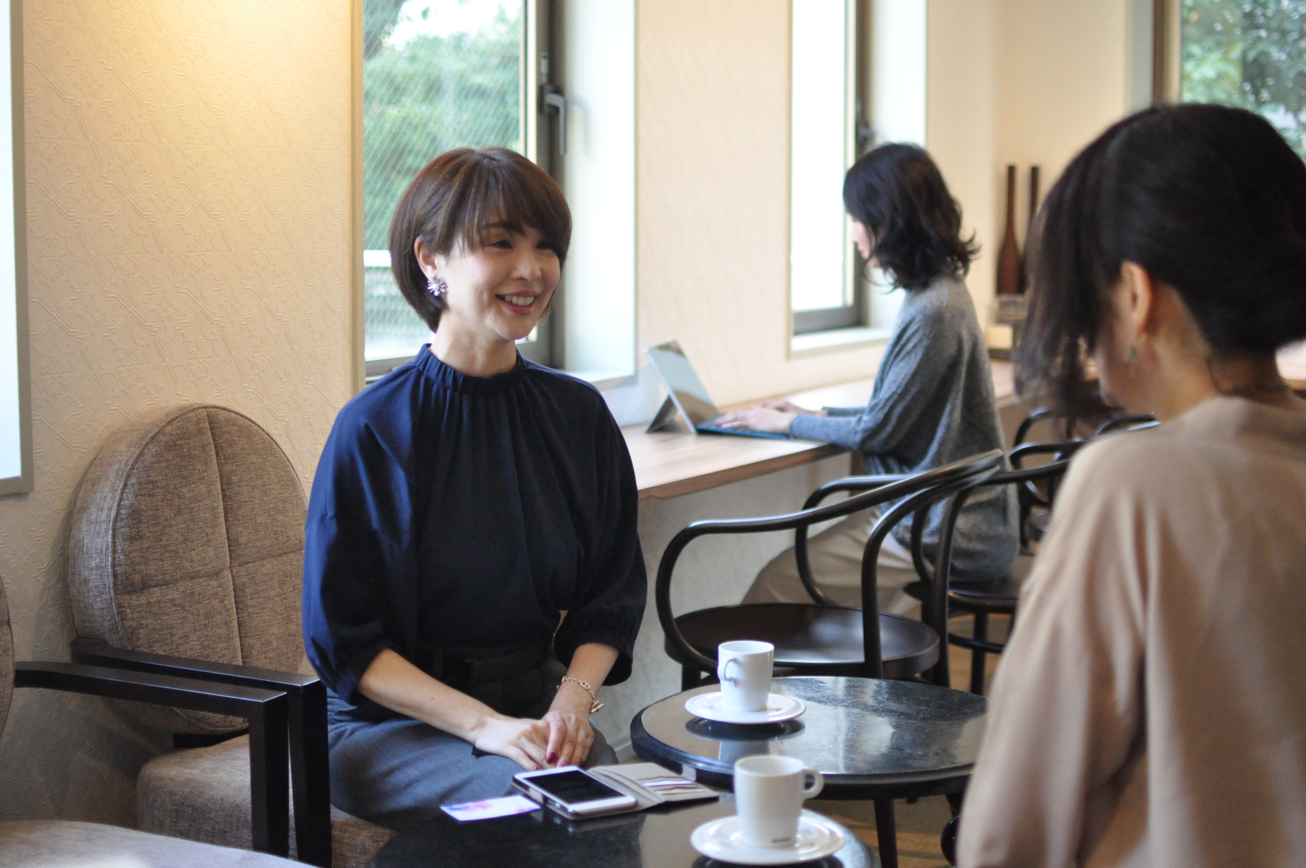 時間が読めない施術前後のカウンセリング。レンタルサロン　グラマラスエイチ麻布広尾は時間を気にせず利用できるラウンジスペースをご用意しております！