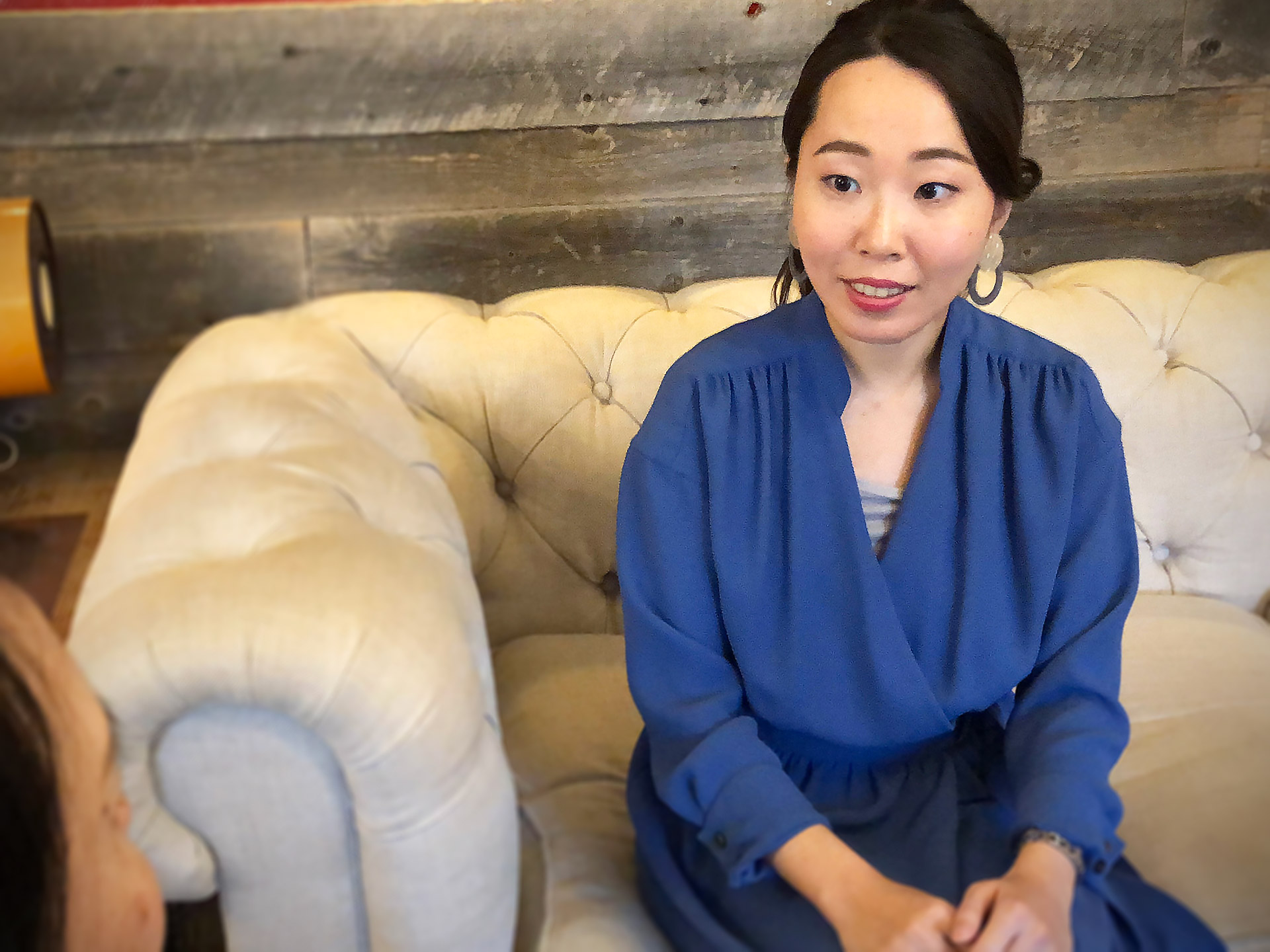 1人1人に合ったパーソナルカラー、メイクをご提案されている松本様。レセプショニストがお客様対応をしてくれるので準備の時間がとれてありがたいとのこと。