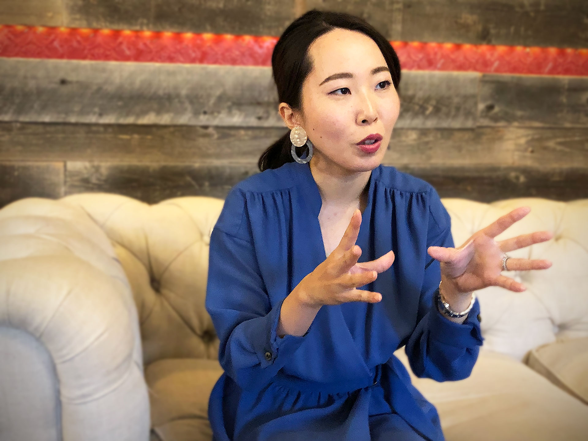 1人1人に合ったパーソナルカラー、メイクをご提案されている松本様。レセプショニストがお客様対応をしてくれるので準備の時間がとれてありがたいとのこと。