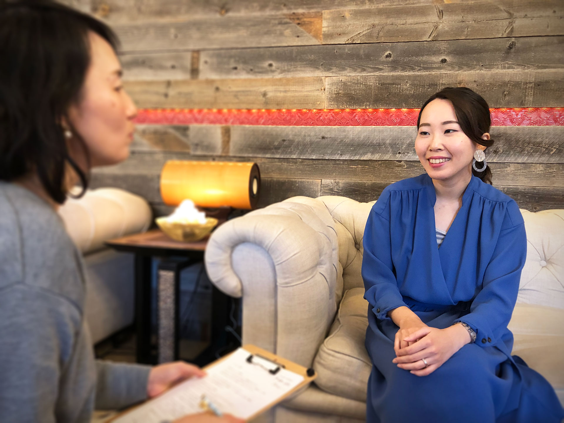 1人1人に合ったパーソナルカラー、メイクをご提案されている松本様。レセプショニストがお客様対応をしてくれるので準備の時間がとれてありがたいとのこと。