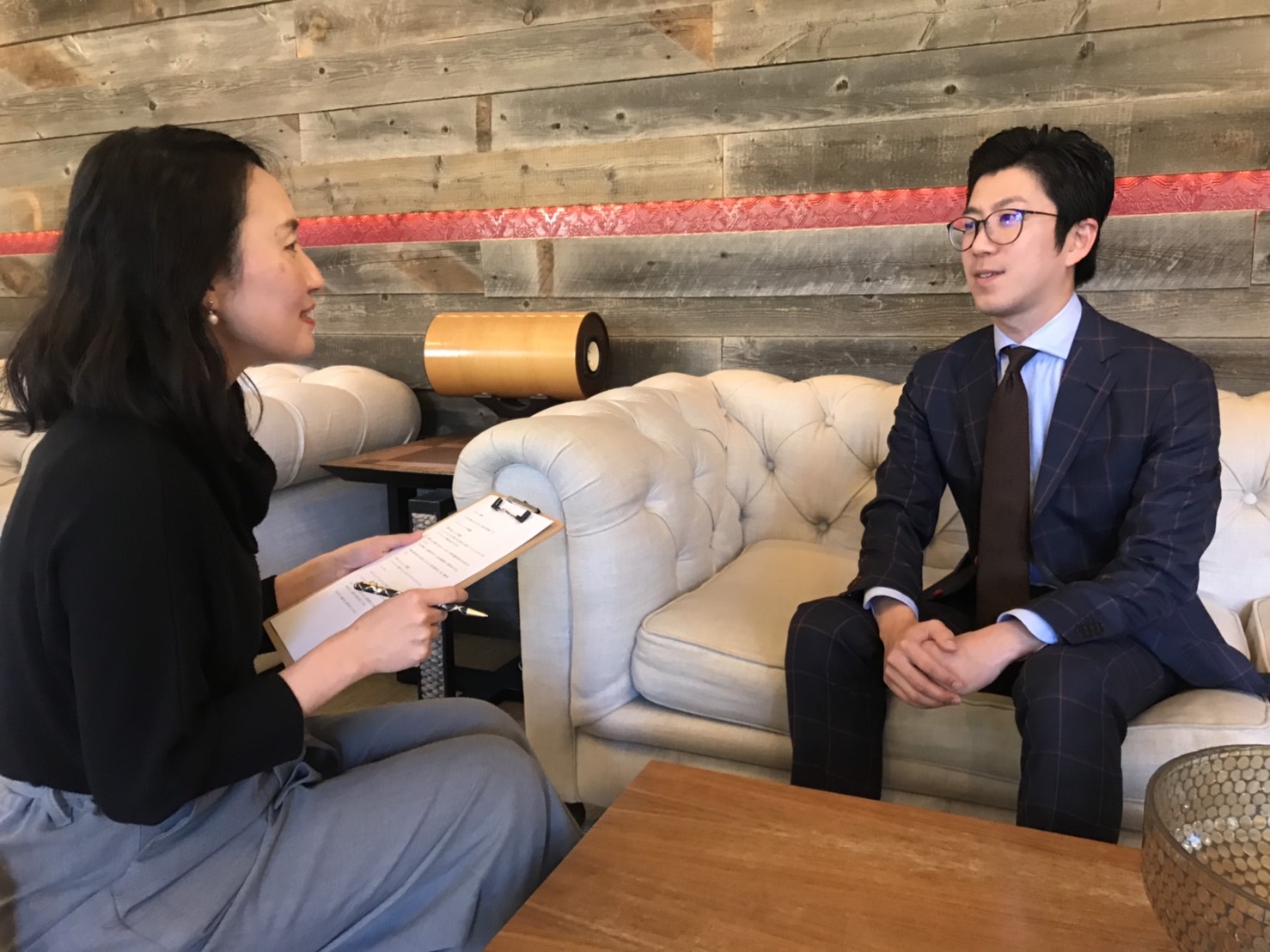 オーダーメイドスーツの田中様。高級感溢れる落ち着いたラウンジスペースを利用できるので客単価を上げることができたとのこと。