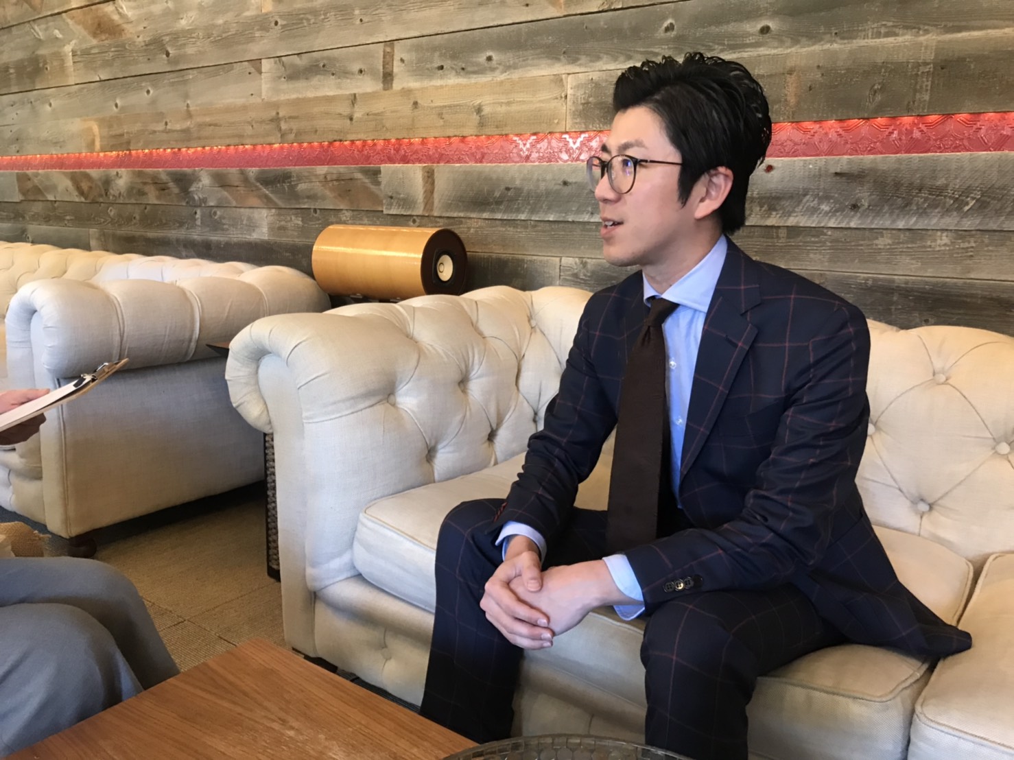 オーダーメイドスーツの田中様。高級感溢れる落ち着いたラウンジスペースを利用できるので客単価を上げることができたとのこと。