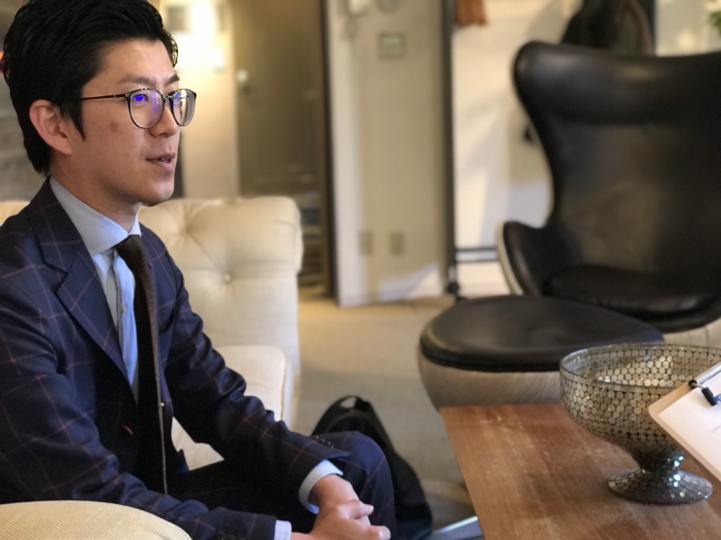 オーダーメイドスーツの田中様。高級感溢れる落ち着いたラウンジスペースを利用できるので客単価を上げることができたとのこと。