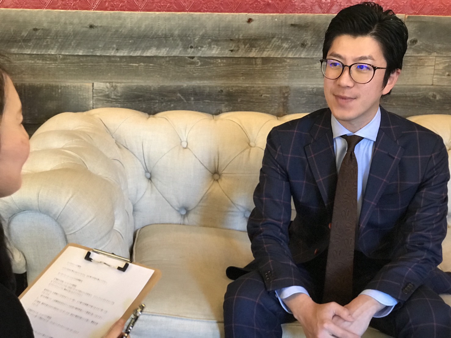 オーダーメイドスーツの田中様。高級感溢れる落ち着いたラウンジスペースを利用できるので客単価を上げることができたとのこと。