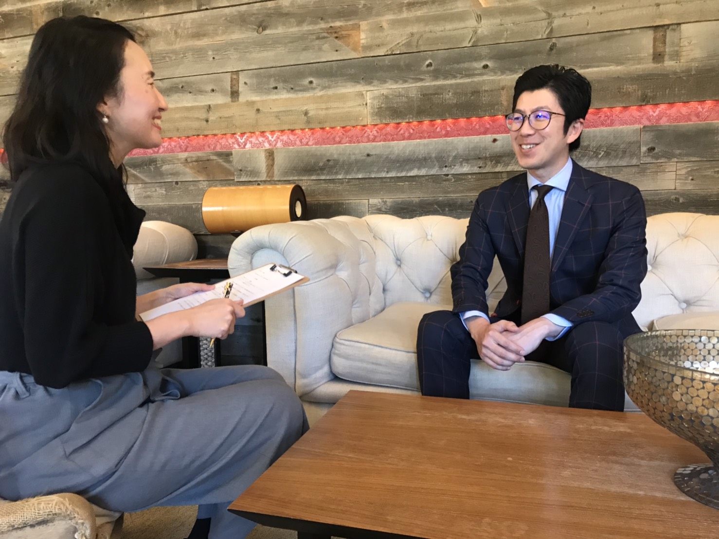 オーダーメイドスーツの田中様。高級感溢れる落ち着いたラウンジスペースを利用できるので客単価を上げることができたとのこと。