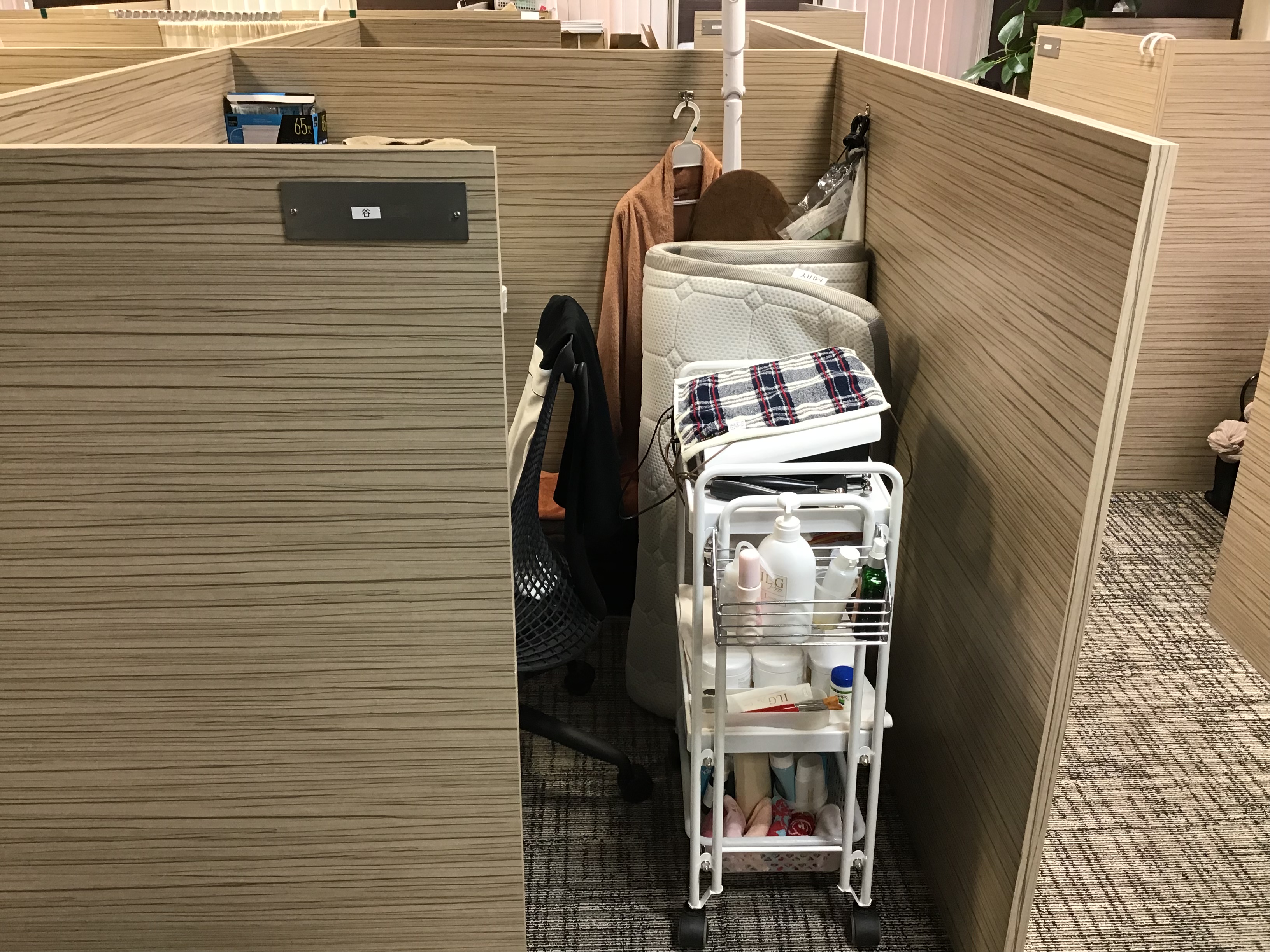 ロッカーには入らない大きな美容機器を保管できるグラマラスエイチ麻布広尾のブース席とは？