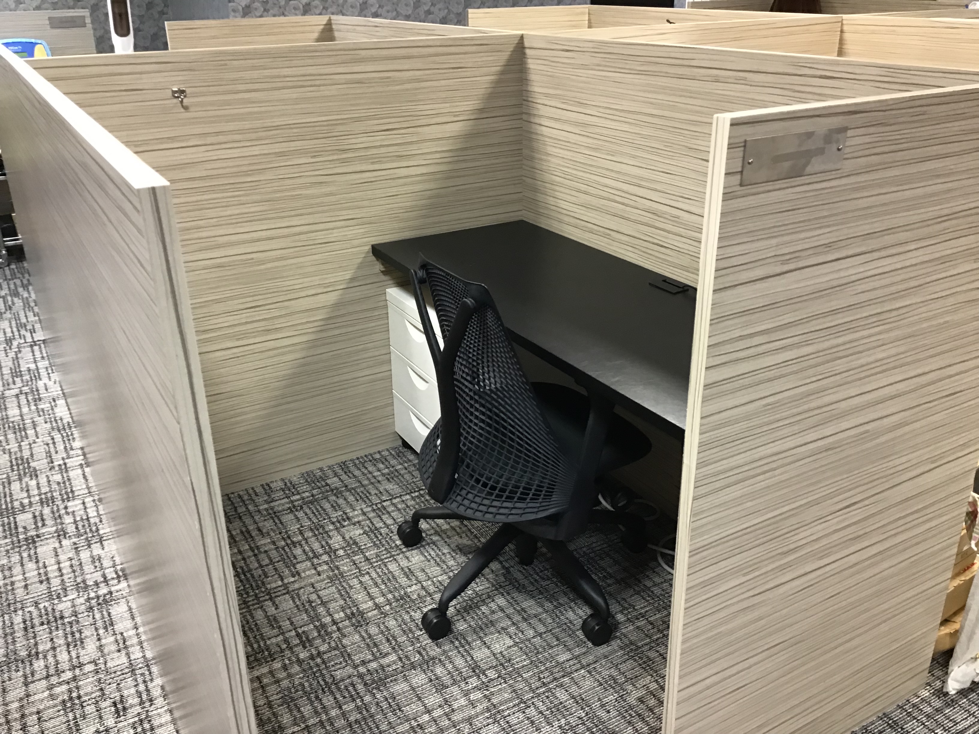 ロッカーには入らない大きな美容機器を保管できるグラマラスエイチ麻布広尾のブース席とは？