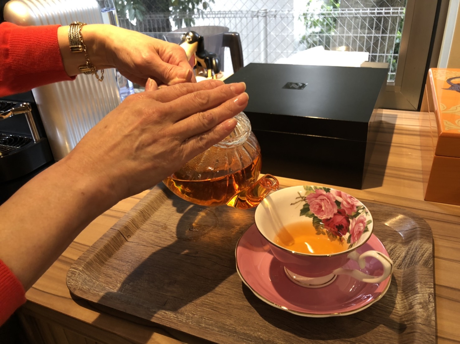 ドリンクカウンターに新しい食器をご用意しました！