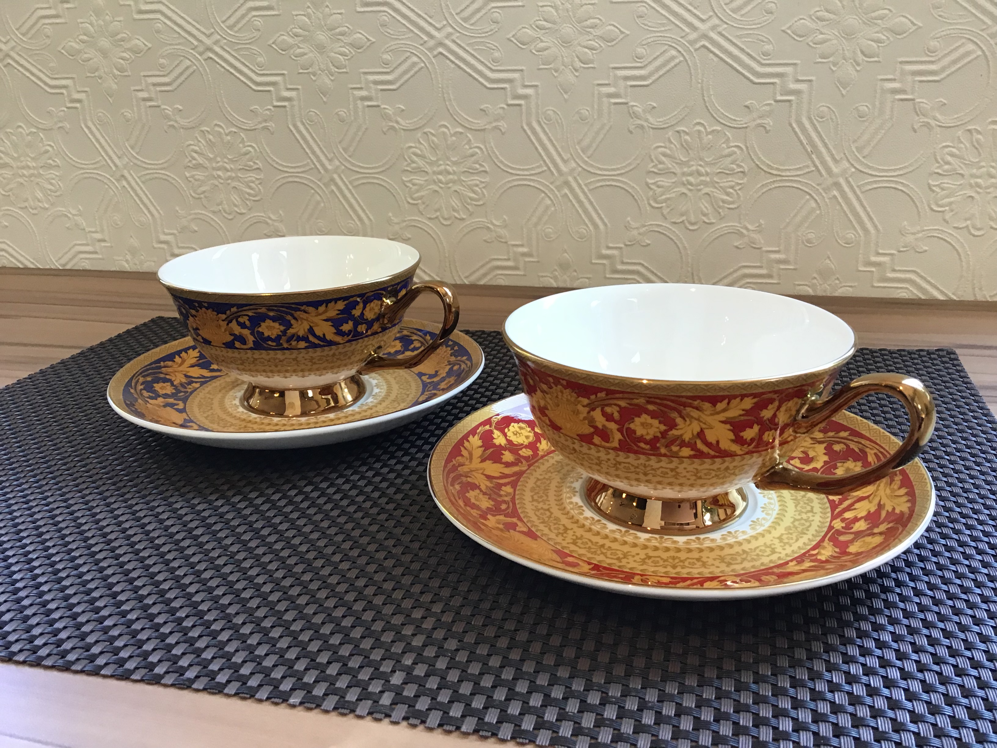 ドリンクカウンターに新しい食器をご用意しました！