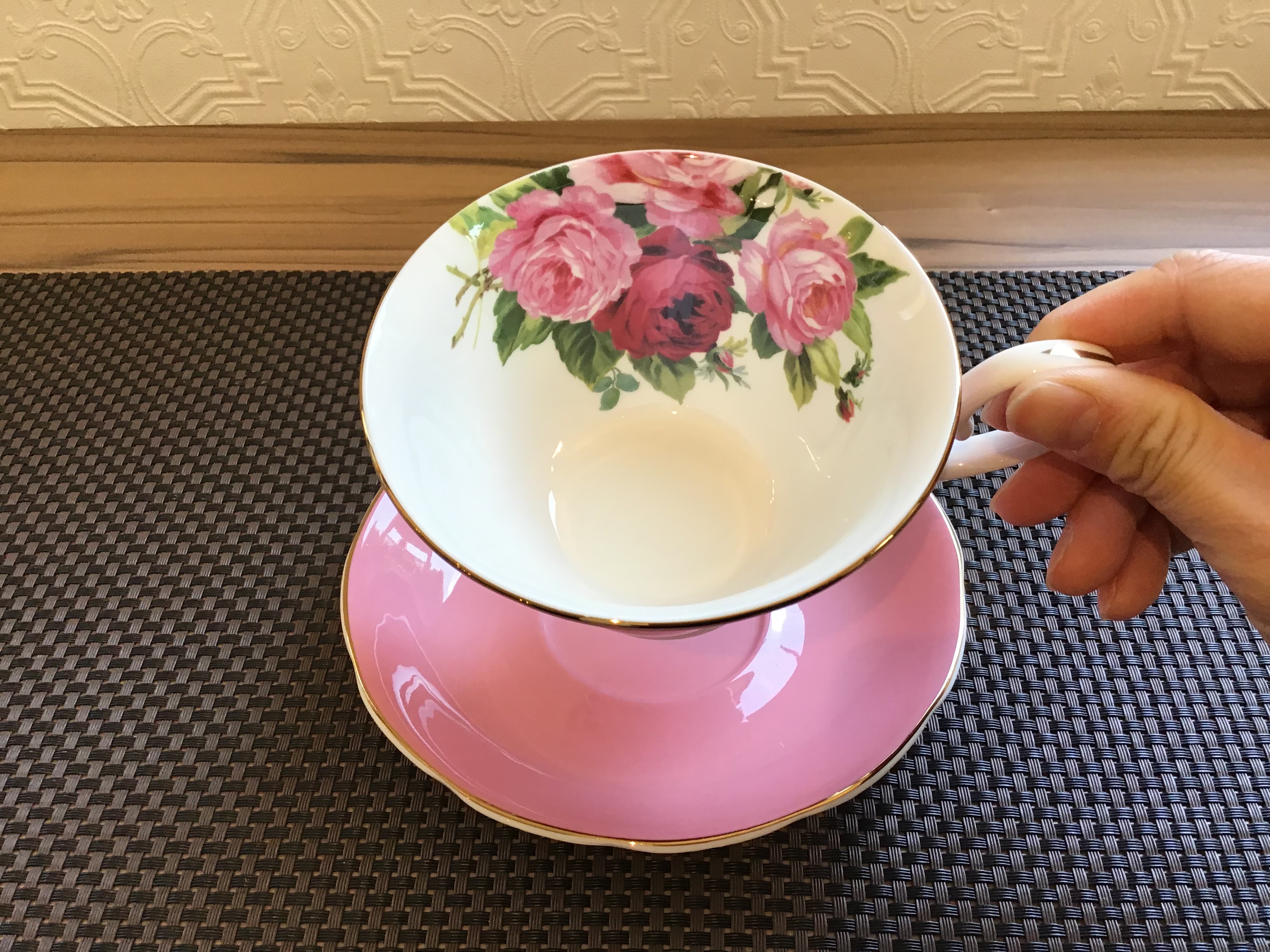 ドリンクカウンターに新しい食器をご用意しました！