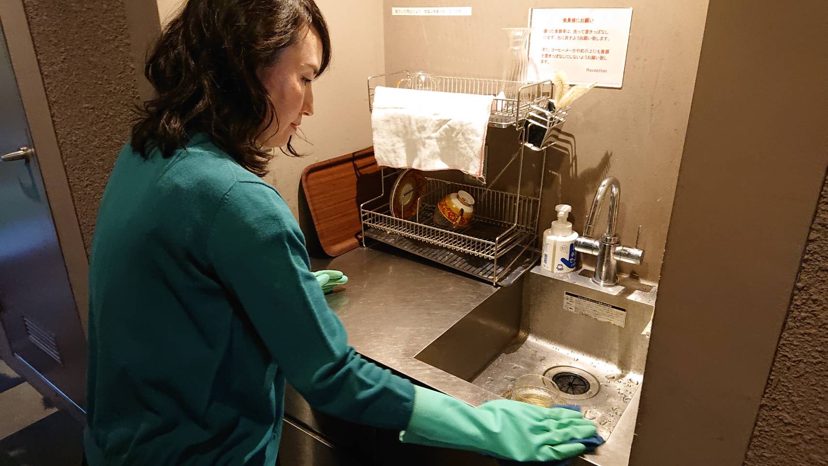 レンタルサロン　グラマラスエイチ麻布広尾のスタッフの毎朝は、施設の掃除や備品の補充から始まります。