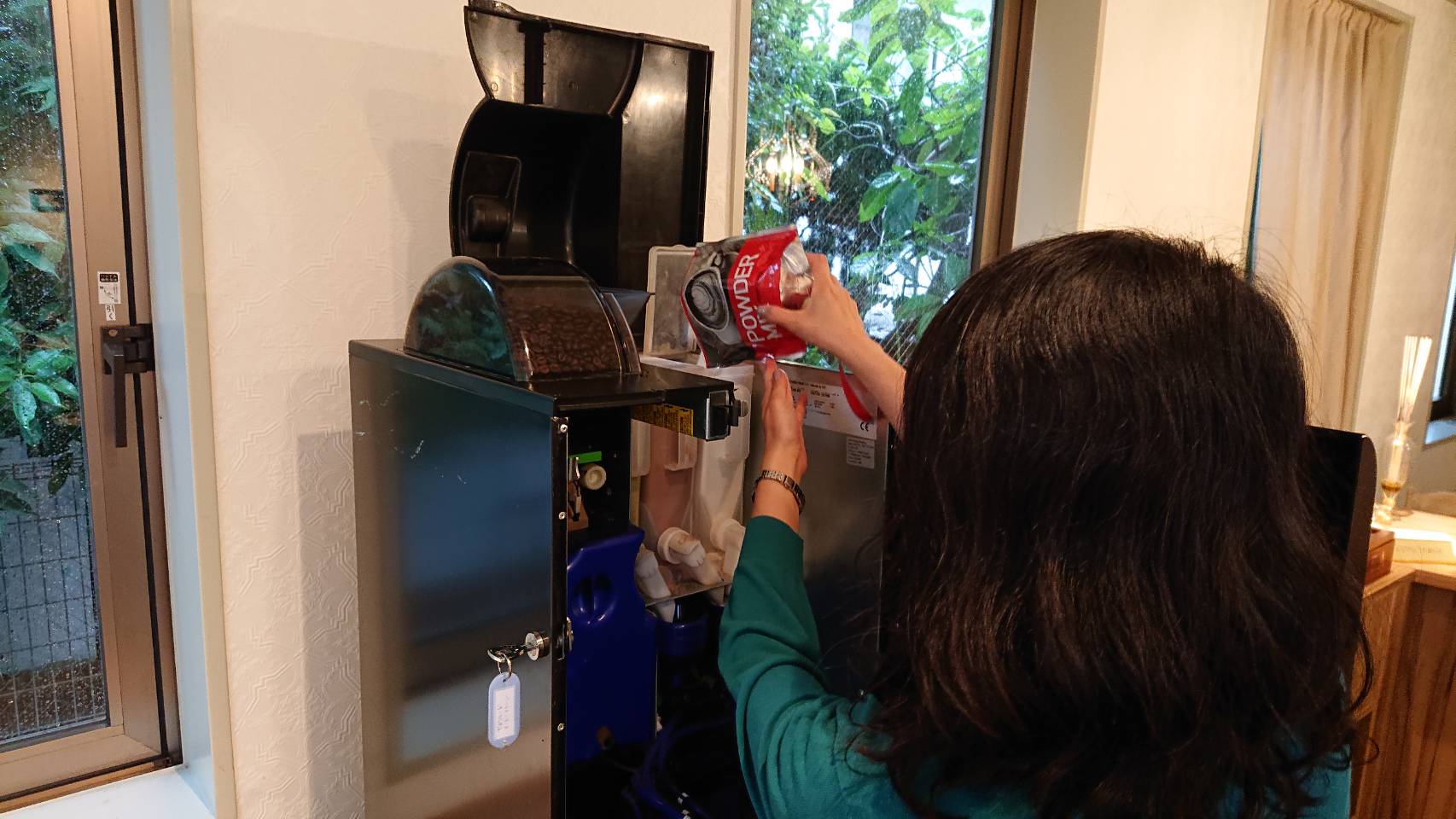 レンタルサロン　グラマラスエイチ麻布広尾のスタッフの毎朝は、施設の掃除や備品の補充から始まります。