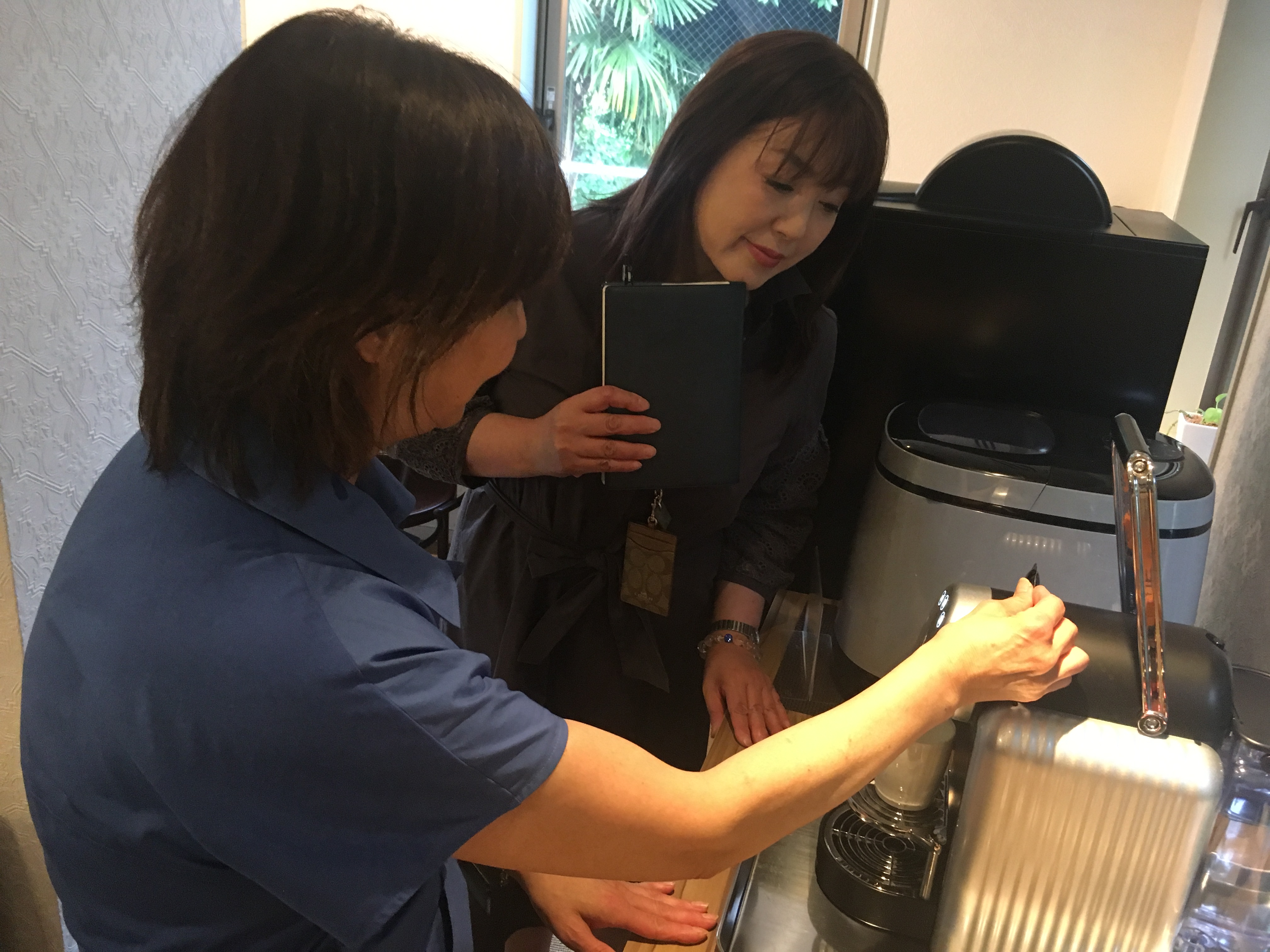 レンタルサロン　グラマラスエイチのレセプショニストは会員様のお問い合わせ窓口としても活躍しております。