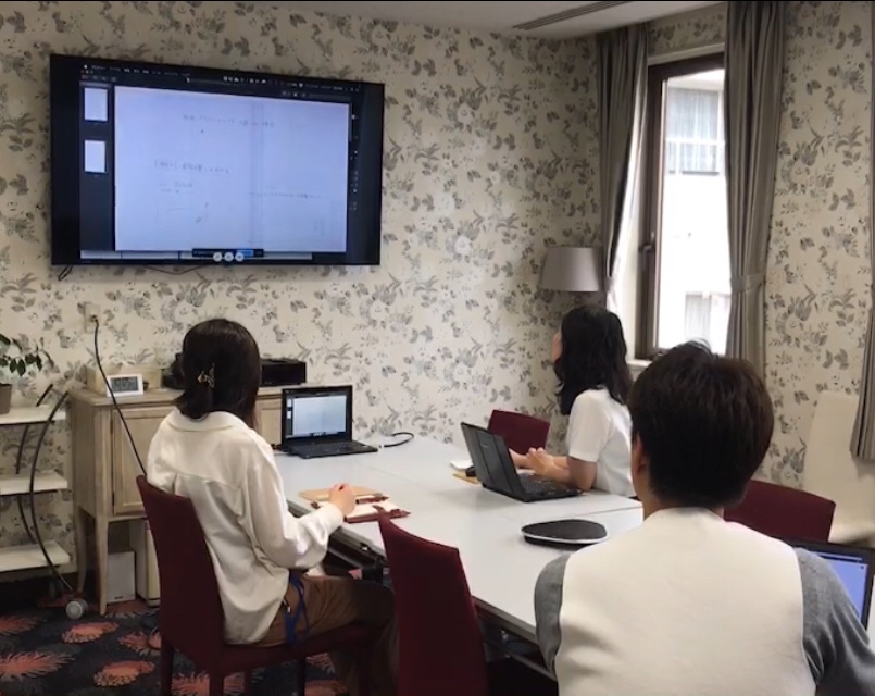 セミナールーム（RoomD）のモニターでWeb会議やりました！