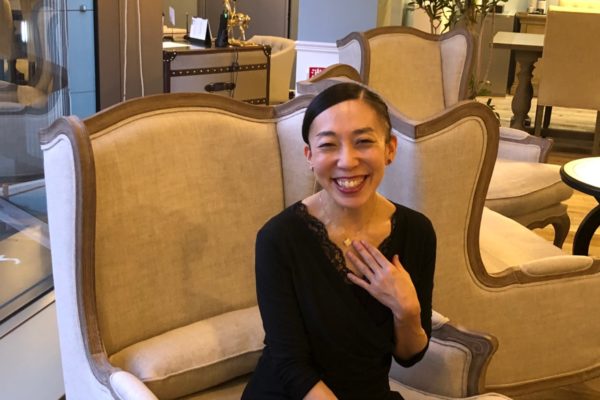 アロマ整体をされている速見様。 自信を持ってゲストをおもてなしできる場所で仕事をしたい」という思いから、グラマラスエイチ横浜西口をお選びいただきました。