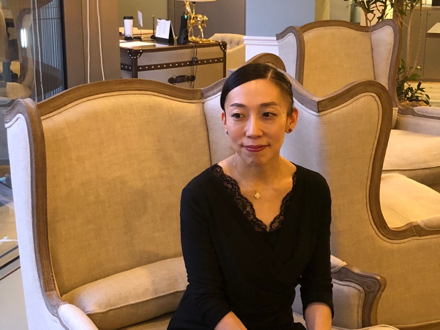 アロマ整体をされている速見様。 自信を持ってゲストをおもてなしできる場所で仕事をしたい」という思いから、グラマラスエイチ横浜西口をお選びいただきました。