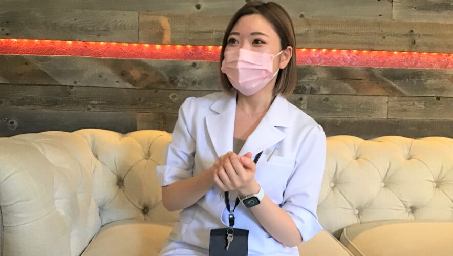 心身を整えるトータルメンテナンスをされている小澤様。共有スペースを活用することで、お客様との会話が増え、距離が近づきました。