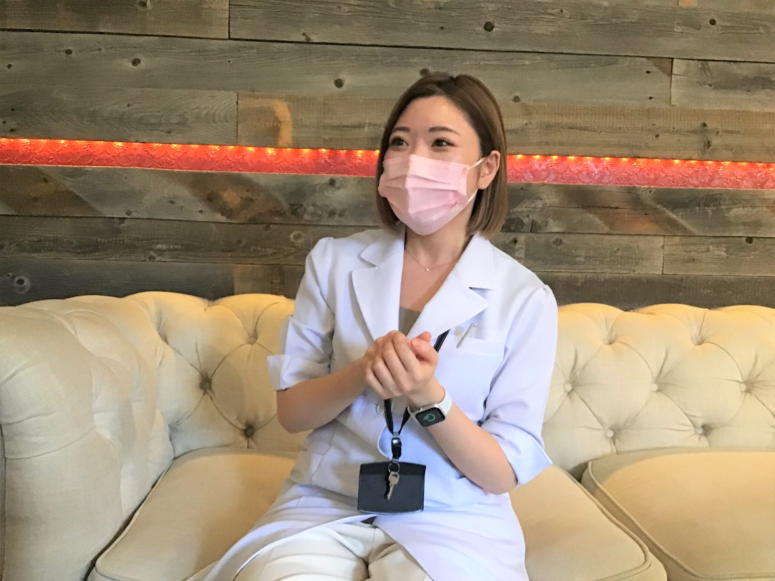 心身を整えるトータルメンテナンスをされている小澤様。共有スペースを活用することで、お客様との会話が増え、距離が近づきました。