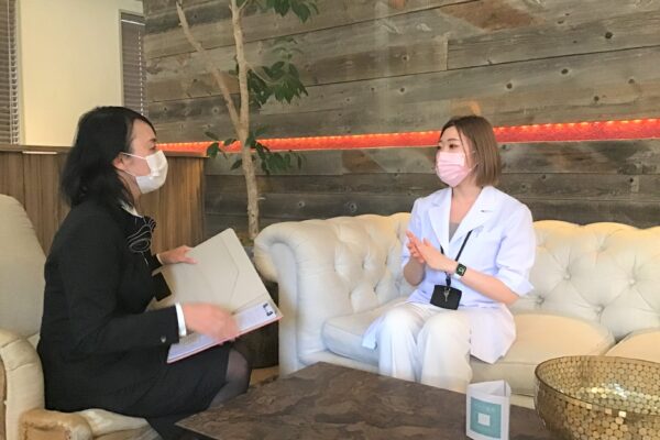 心身を整えるトータルメンテナンスをされている小澤様。共有スペースを活用することで、お客様との会話が増え、距離が近づきました。